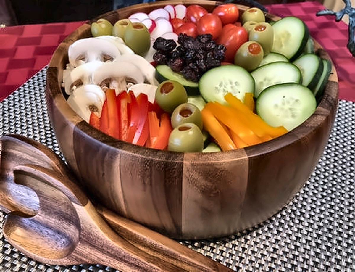 Three-piece acacia serving set: one salad bowl and two wooden servers